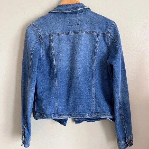 Universal Thread Medium Wash Lightly Distressed
Jean Jacket Size Small - Picture 5 of 14